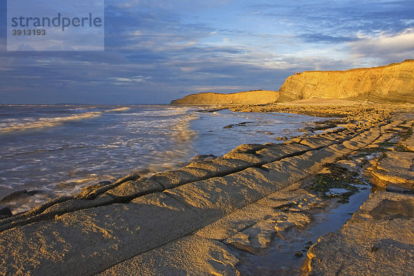 Strand  Klippen  reflektiertes Sonnenlicht  Somerset  England  Vereinigtes Königreich  Europa