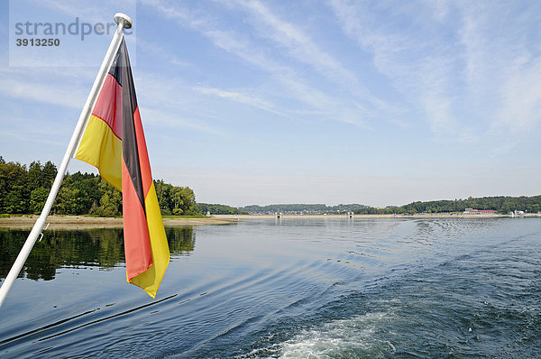Deutsche Fahne  Flagge  Bootsfahrt  Möhnesee  Möhne  Stausee  Talsperre  Nordrhein-Westfalen  Deutschland  Europa