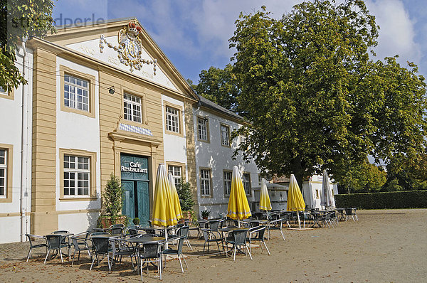 Museumscafe  Schloss Neuhaus  Wasserschloss  Weserrenaissance  Paderborn  Nordrhein-Westfalen  Deutschland  Europa