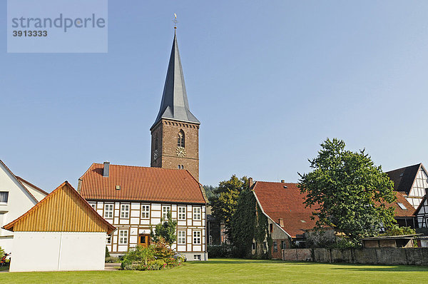 Kirche  Fachwerkhaus  historische Altstadt  Lügde  Bad Pyrmont  Naturpark Teutoburger Wald  Nordrhein-Westfalen  Deutschland  Europa