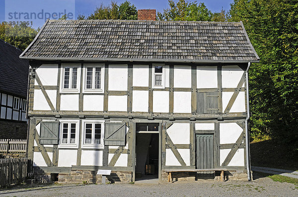 Sauerländer Dorf  historisches Fachwerkhaus  Freilichtmuseum  westfälisches Landesmuseum für Volkskunde  Detmold  Nordrhein-Westfalen  Deutschland  Europa