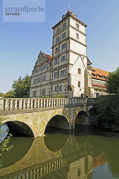 Brücke  Schloss Brake  Weserrenaissance Museum  Wasserschloss  Lemgo  Ostwestfalen Lippe  Nordrhein-Westfalen  Deutschland  Europa