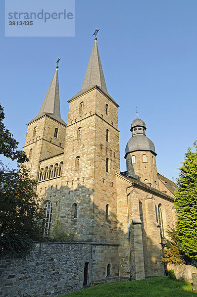 Marienmünster  Kloster  Abtei  Kirche  Benediktiner  Münsterbrock  Kreis Höxter  Nordrhein-Westfalen  Deutschland  Europa