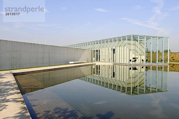 Glas  Konstruktion  moderne Architektur  Teich  ehemalige Raketenstation  Kunstmuseum  Langen Foundation  Architekt Tadao Ando  Hombroich  Kreis Neuss  Nordrhein-Westfalen  Deutschland  Europa