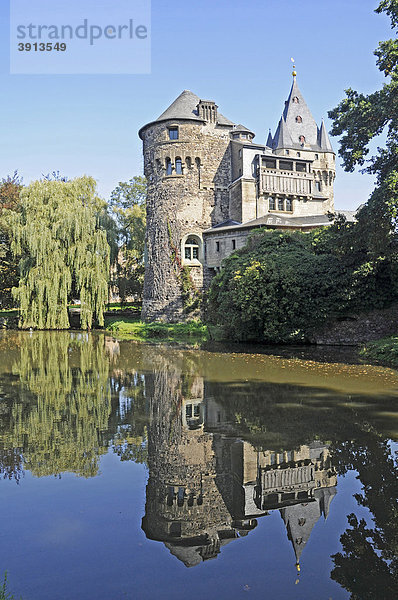 Wasser  Teich  Spiegelung  Park  Schloss Hülchrath  Wasserschloss  Burg  Grevenbroich  Niederrhein  Nordrhein-Westfalen  Deutschland  Europa