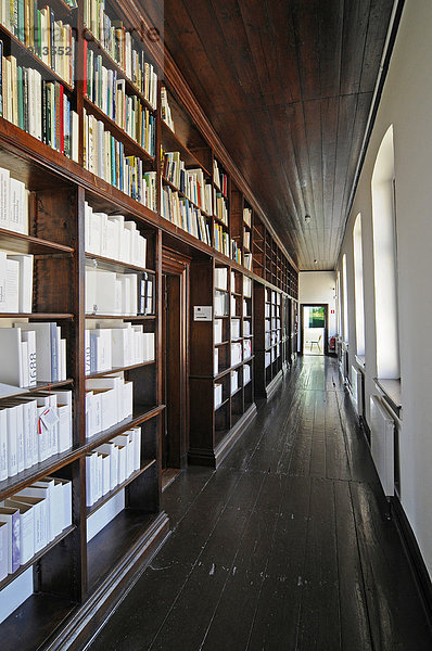 Bücher  Bibliothek  Gang  Flur  Schloss Dyck  Wasserschloss  Barock  Museum  Jüchen  Niederrhein  Nordrhein-Westfalen  Deutschland  Europa