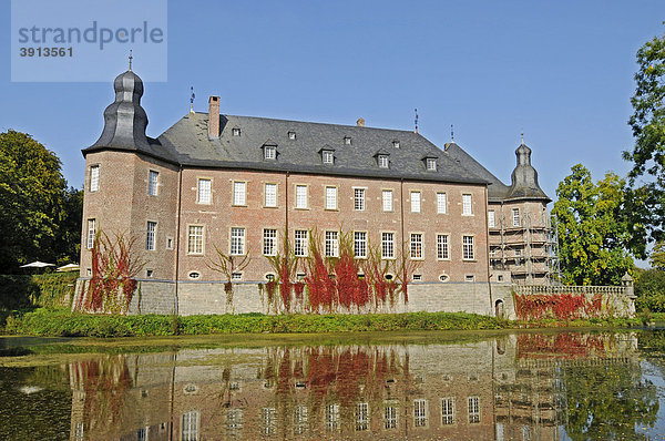 Wasser  Teich  Spiegelung  Park  Schloss Dyck  Wasserschloss  Barock  Museum  Jüchen  Niederrhein  Nordrhein-Westfalen  Deutschland  Europa