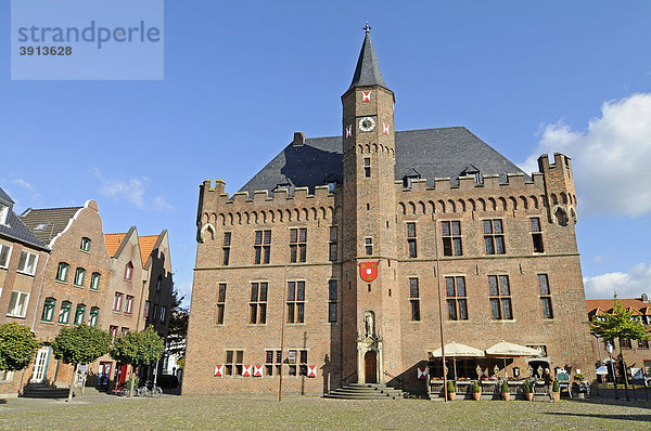 Gotisches Rathaus  Rathausplatz  Backsteinhaus  historisches Gebäude  Kalkar  Niederrhein  Nordrhein-Westfalen  Deutschland  Europa