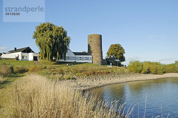 Mühlenturm  Häuser  historische Stadtbefestigung  Rheinpromenade  Uferpromenade  Fluss Rhein  Ufer  Rees  Niederrhein  Nordrhein-Westfalen  Deutschland  Europa