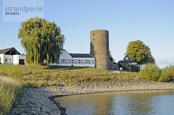 Mühlenturm  Häuser  historische Stadtbefestigung  Rheinpromenade  Uferpromenade  Fluss Rhein  Ufer  Rees  Niederrhein  Nordrhein-Westfalen  Deutschland  Europa