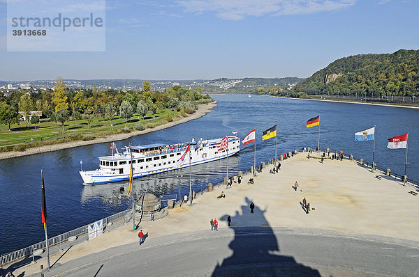 Ausflugsschiff  Kaiser Wilhelm I  Denkmal  Reiterstandbild  Flaggen  Bundesländer  Bundesländerflaggen  deutsches Eck  Mosel  Rhein  Zusammenfluss  UNESCO Welterbe Kulturlandschaft Oberes Mittelrheintal  Koblenz  Rheinland-Pfalz  Deutschland  Europa