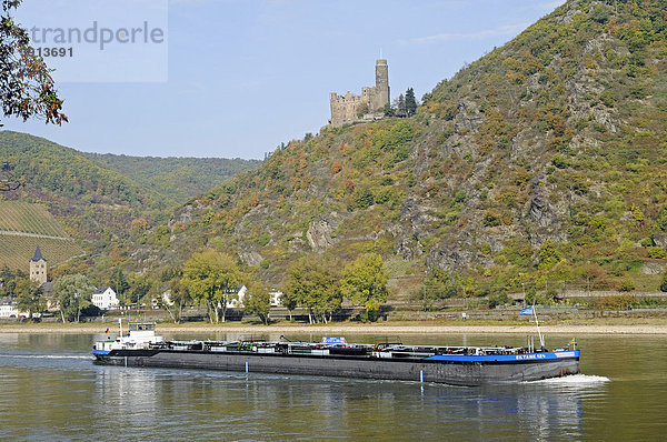 Frachtschiff  Burg Maus  Wellmich  St Goarshausen  Fluss Rhein  UNESCO Welterbe Kulturlandschaft Oberes Mittelrheintal  Rheinland-Pfalz  Deutschland  Europa