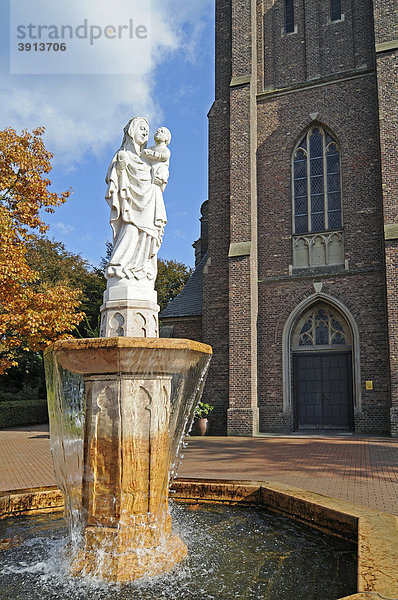 Heilige Maria  Statue  Brunnen  Sankt Mariae Himmelfahrt  Wallfahrtskirche  Marienbaum  Xanten  Niederrhein  Nordrhein-Westfalen  Deutschland  Europa