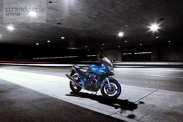 Suzuki im Straßentunnel