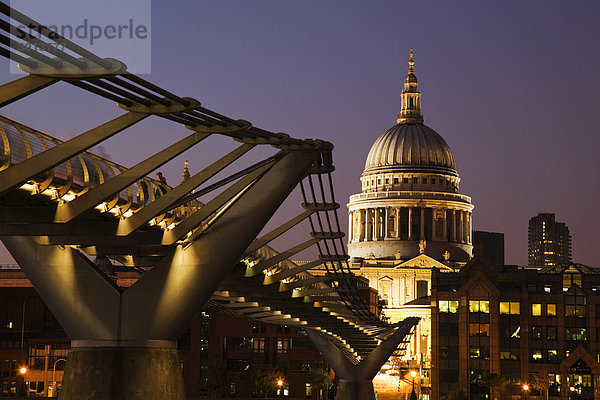 St. Paul's Cathedral mit der Millenniums Bridge Brücke über die Themse  London  England  Vereinigtes Königreich  Europa