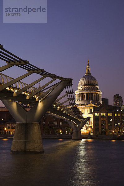 St. Paul's Cathedral mit der Millenniums Bridge Brücke über die Themse  London  England  Vereinigtes Königreich  Europa