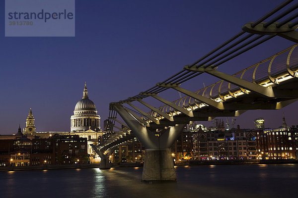 St. Paul's Cathedral mit der Millenniums Bridge Brücke über die Themse  London  England  Vereinigtes Königreich  Europa