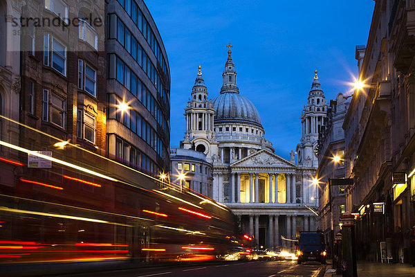 St Paul's Cathedral  Lichtspuren zur blauen Stunde  London  England  Vereinigtes Königreich  Europa