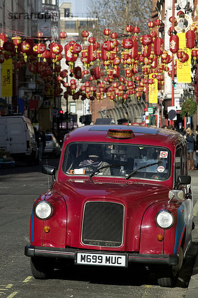 Londoner Taxi in Chinatown  London  England  Großbritannien  Europa