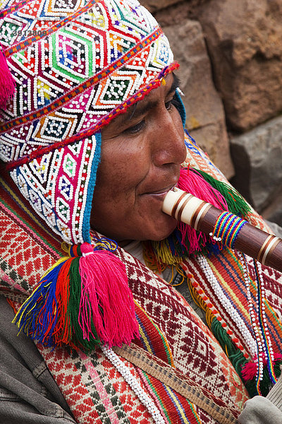 Peruanischer Mann in traditioneller Tracht spielt Flöte  Valle Sagrado  Heiliges Tal  Pisac  Peru  Südamerika