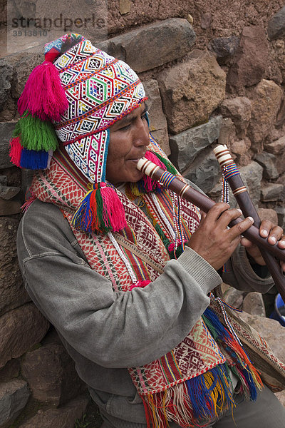 Peruanischer Mann in traditioneller Tracht spielt Flöte  Valle Sagrado  Heiliges Tal  Pisac  Peru  Südamerika