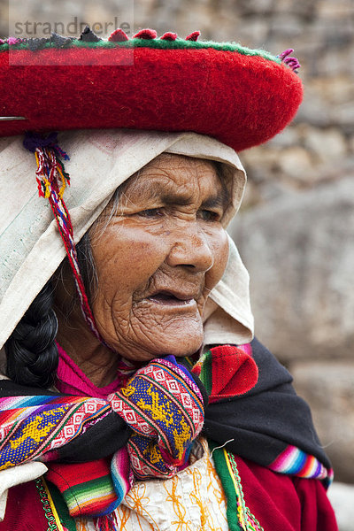 Portrait einer alten peruanischen Frau in traditioneller Tracht  Saqsaywaman in der Nähe von Cuzco  Peru  Südamerika