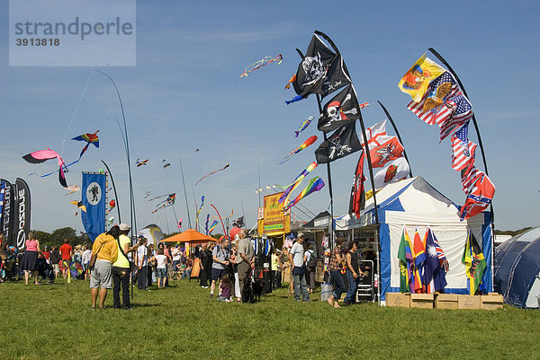 Drachen  Fahnen und Verkaufsstände  International Kite Festival  Bristol  England  Großbritannien  Europa