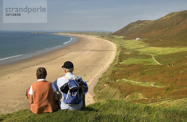 Zwei Wanderer schauen auf Strand  Rhossili Beach  Herbst  Herbstfarben  Gower Peninsula  Wales  Großbritannien  Europa