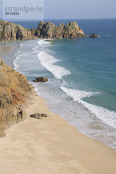 Porthcurno Beach  Pednvounder Beach  Logan Rock  Südküste  Cornwall  England  Großbritannien  Europa