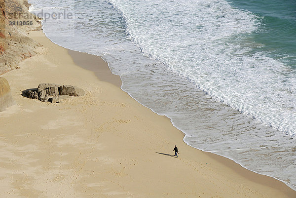 Sandstrand  Mann  Brandung  Wellen  Porthcurno Beach  Südküste  Cornwall  England  Großbritannien  Europa