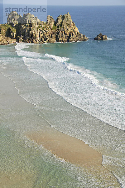 Porthcurno Beach  Pednvounder Beach  Logan Rock  Brandung  Wellen  Südküste  Cornwall  England  Großbritannien  Europa