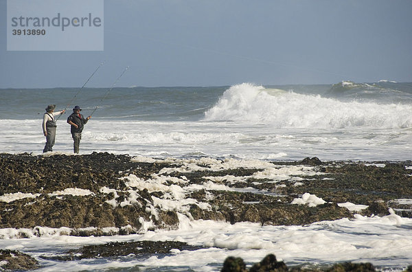 Zwei Fischer  Angler  Wellen  Brandung  Gower Peninsula  Wales  Großbritannien  Europa