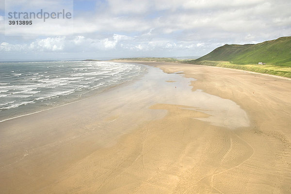 Riesiger Strand  Sandstrand  Hügelkette  Rhossili Beach  Gower Peninsula  Wales  Großbritannien  Europa