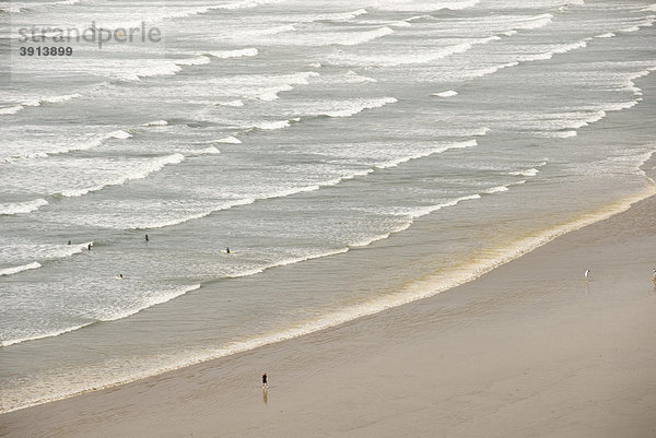 Personen auf Strand und in den Wellen  Rhossili Beach  Gower Peninsula  Wales  Großbritannien  Europa