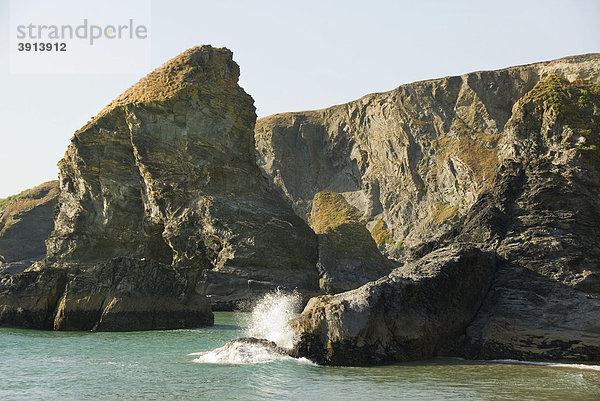 Felsformation  Gischt  Küste  Bedruthan Steps  Cornwall  Südengland  England  Großbritannien  Europa