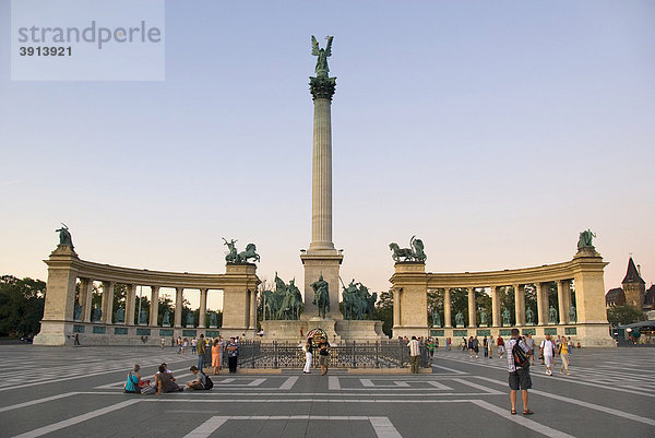 Heldenplatz  Touristen  Budapest  Ungarn  Europa