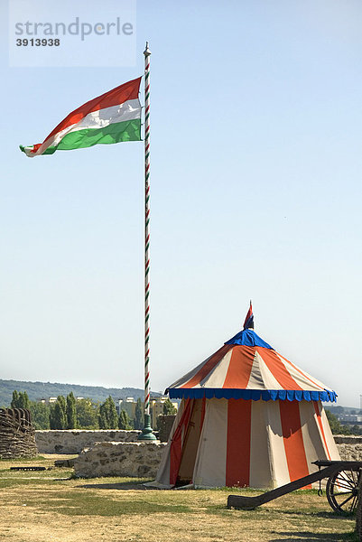 Flagge  Zelt und Kanone  Burg  Eger  Ungarn  Europa