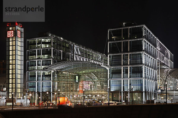 Nachtaufnahme des Berliner Hauptbahnhofes  Berlin  Deutschland  Europa