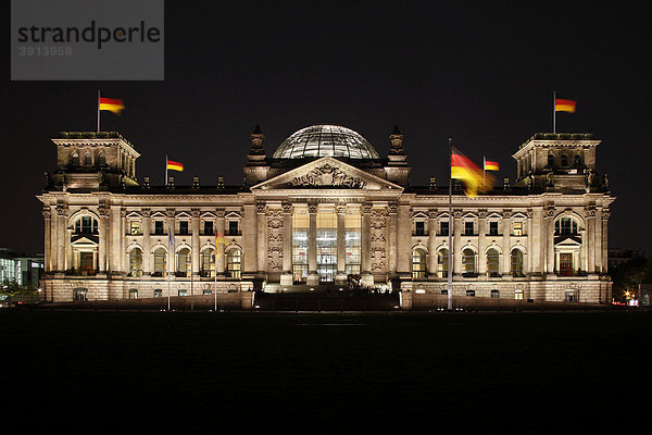 Berliner Reichstag mit Kuppel und Flagge bei Nacht  Berlin  Deutschland  Europa