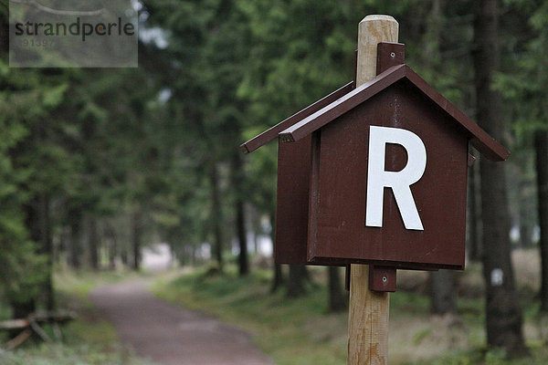 Das R als Hinweisschild oder Wanderschild für den Rennsteig  einen internationalen Wanderweg  Oberhof  Thüringen  Deutschland  Europa