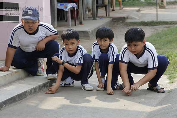 Vietnamesische Kinder beim Murmeln auf einer Insel im Mekong Delta  Vietnam  Südostasien