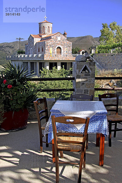 Taverne mit Blick auf die Kirche  Bergdorf Axos  Kreta  Griechenland  Europa