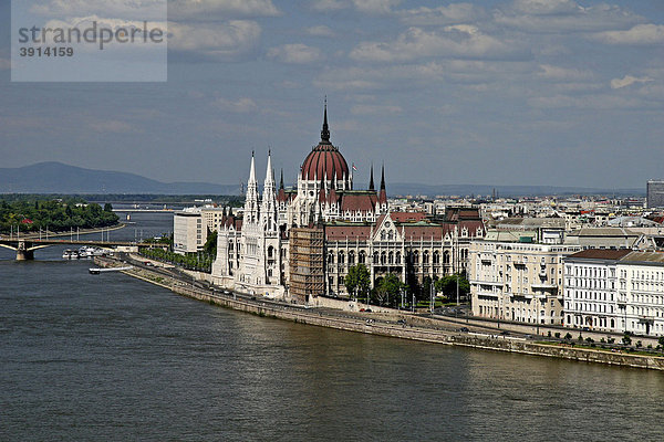 Parlamentsgebäude  Donau  Budapest  Ungarn  Europa
