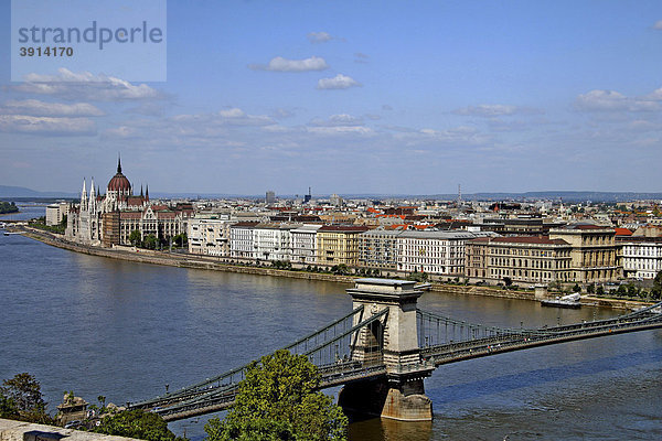 Parlamentsgebäude  Kettenbrücke  Donau  Budapest  Ungarn  Europa