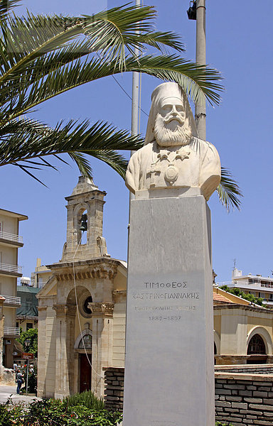 Bischofsstatue  hinten die Kleine Minas Kirche  Heraklion  Iraklion  Kreta  Griechenland  Europa