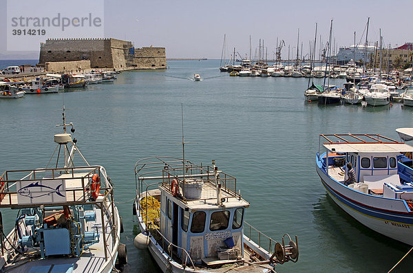 Koules Kastell  Venezianischer Hafen  Jachten und Fischerboote  Heraklion  Iraklion  Kreta  Griechenland  Europa