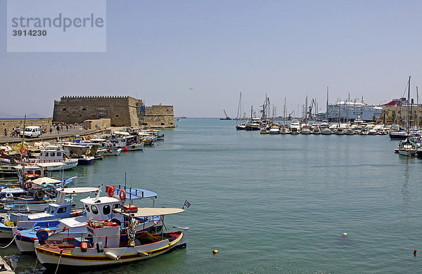 Koules Kastell  Venezianischer Hafen  Jachten und Fischerboote  Heraklion  Iraklion  Kreta  Griechenland  Europa