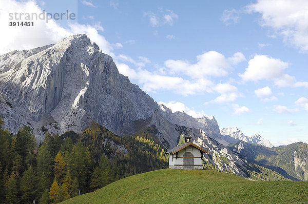 Kleine Kapelle  Halleranger Alm  kleiner Lafatscher hinten  Karwendelgebirge  Tirol  Österreich