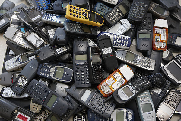 Handys  alte Mobiltelefone auf einem Haufen