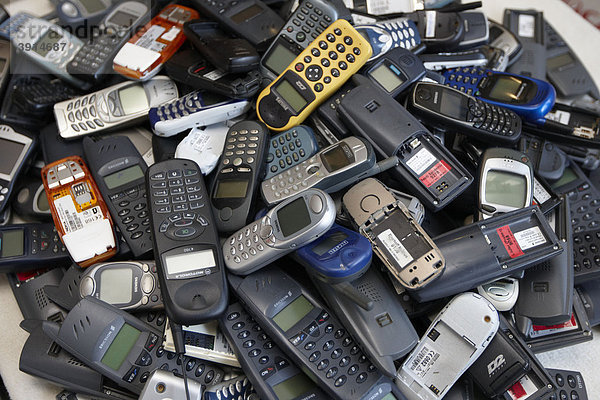 Handys  alte Mobiltelefone auf einem Haufen